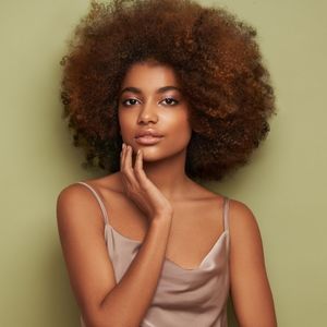 Les dangers du défrisage et des cosmétiques destinés aux femmes noires